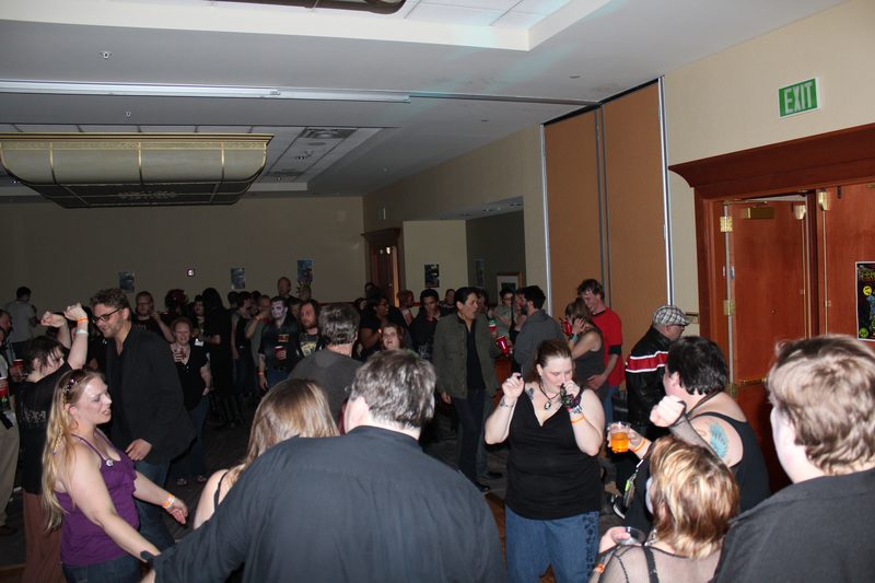 Crypticon 2012 — crowd at the bar during the evening event