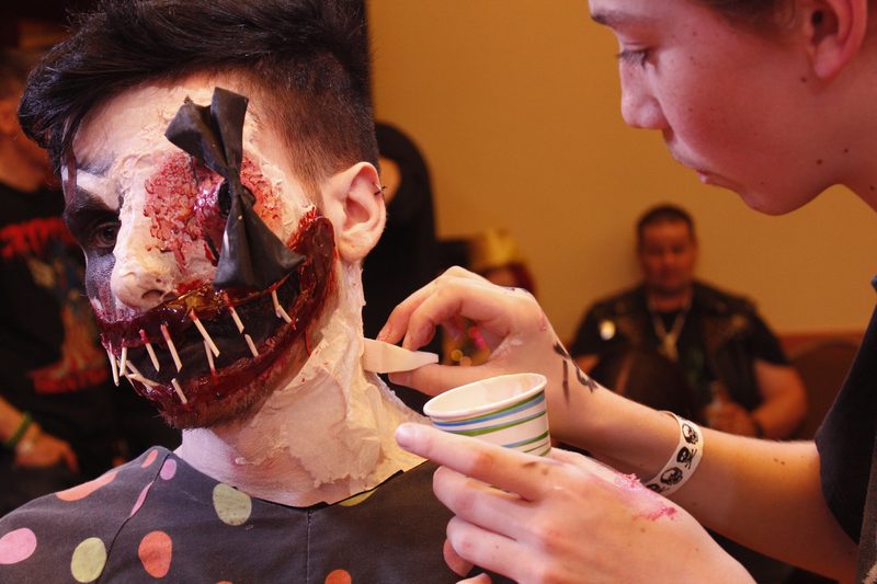 Crypticon 2014 — posing for the camera